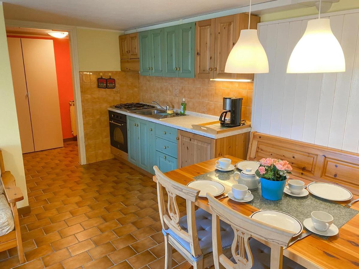 Bellavista A Garten Appartement Mit Pool Colico Ngoại thất bức ảnh