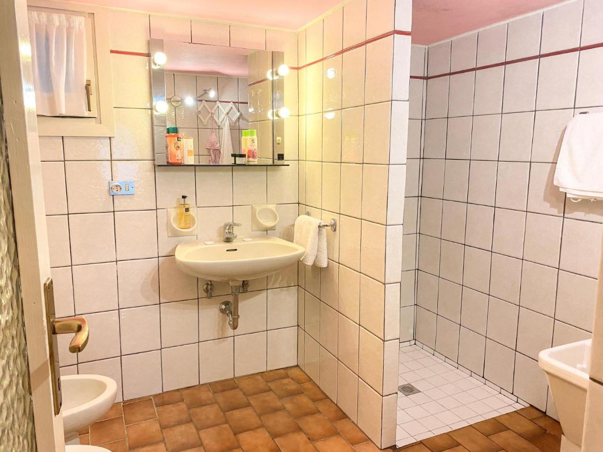 Bellavista A Garten Appartement Mit Pool Colico Ngoại thất bức ảnh